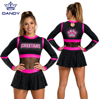 Ensemble d'uniforme de cheerleading personnalisé noir et rose avec strass, haut court à manches longues et jupe, découpes en maille et manches imprimées léopard