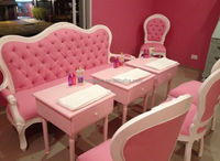 Table de manucure en velours rose de luxe avec plateau en marbre