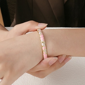 กำไลข้อมือผู้หญิงทันสมัย ทำจากโลหะผสมสังกะสี ชุบทอง ดีไซน์คริสเตียน วินเทจ ลายดอกไม้เคลือบสีฟ้าขาวสไตล์โบราณ สวยเก๋ - Product Image 2