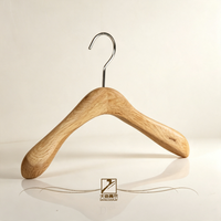 Cintre en bois massif couleur bois naturel classique pour présentation de vêtements
