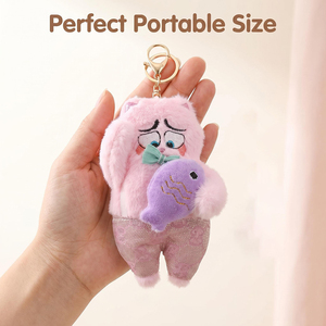 Portachiavi Peluche Gatto Simpatico e Stravagante con Espressione Pieno di Pietà, Giocattolo Morbido Creativo, Mini Ornamento per Borsa con Cuore, Rosa, Pesce, Mascotte, Regali - Product Image 5