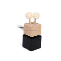 Vente en gros de flacons de parfum pour voiture en verre mat givré de forme carrée de 8 ml, écologiques, diffuseur d'air frais, bouchon à vis en bois de hêtre
