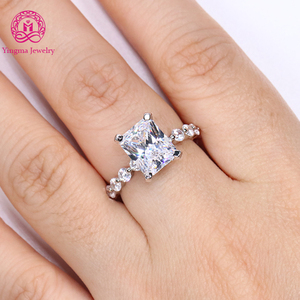 Anillo de Mujer de Plata de Ley 925 con Moissanita Blanca/Verde, Anillo de Moissanita de Corte Radiante de 4 Quilates para Regalo - Product Image 4