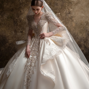Vestido de Novia LSHT130 Royal con Cuello en V, Lentejuelas, Cuentas y Cola Larga - Product Image 3