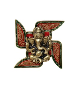 Arte Decorativo de Pared de Latón con la Figura del Dios Ganesha, con un Vibrante Diseño Geométrico en Esmalte Rojo y Verde, para la Entrada de la Sala de Estar - Product Image 1