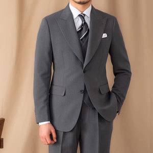 Abito su Misura da <span class=keywords><strong>Uomo</strong></span> Grigio Fumo con Risvolto Largo in Poliestere, Finitura Opaca Liscia, Abbigliamento Esecutivo per Trattative Finanziarie - Product Image 2