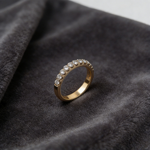Bague Éternité en Or Jaune pour Femme avec Diamants Taille Ronde Brillante et Sertissage Pavé – Bijou de Mariage Classique - Product Image 2