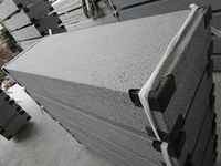Blocs de granit gris blanc naturel pour mur de soutènement Marches de bloc de granit Tremplin Tailles personnalisées et finition