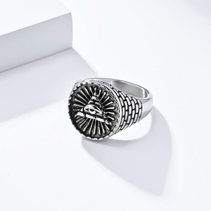 Un elegante y sofisticado anillo para hombre con un diseño vintage de pirámide egipcia en acero de titanio, que encarna el "Ojo de Dios" - Product Image 3