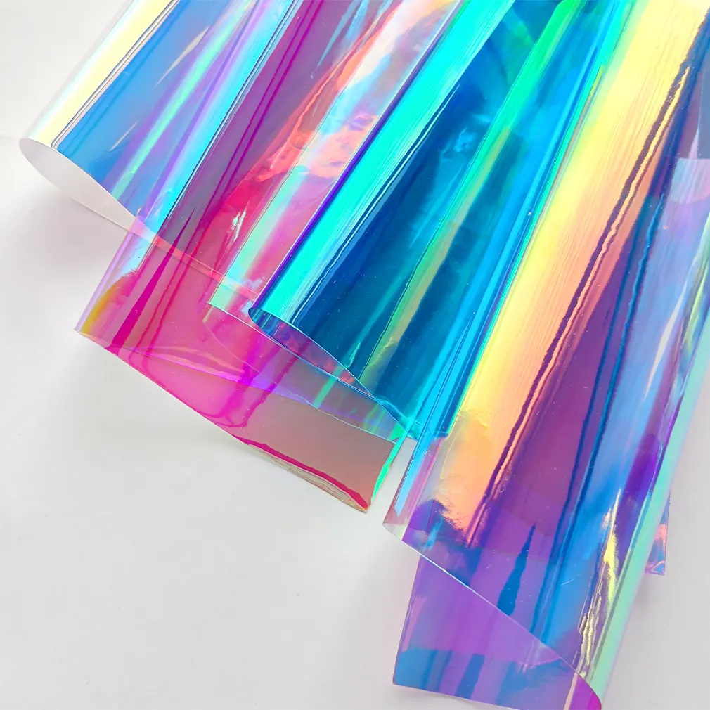 中国レインボーPVCフィルムプラスチックロール透明PVC虹色フィルムボウクラフト傘バッグホログラフィックPVC 0.4mm