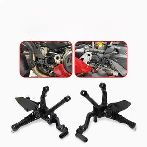 La nouvelle <span class=keywords><strong>Ducati</strong></span> pour Panigale <span class=keywords><strong>V4</strong></span> en fibre de carbone modèle 25-26 possède une pédale arrière surélevée - Product Image 1