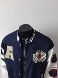 Manteau en laine patchwork bleu marine brodé sur mesure style rétro américain pour hommes et femmes - Product Image 4