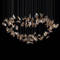 Firelux développe un luminaire suspendu doré en forme de fleur pour escalier de villa haut de gamme et luxueuse.