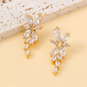 Boucles d'oreilles de luxe en forme de feuille pour mariage en laiton avec zirconium - Product Image 1