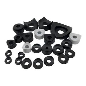 Entretoise courbée en plastique type bec de canard pour montage de tubes de présentoir métallique, fabriquée en Chine - Product Image 1