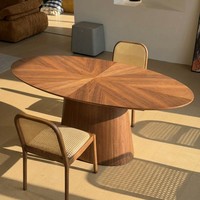 Table à manger ovale en bois massif de style rétro, couleur noyer vintage, table en marqueterie pour projets d'appartements et de villas