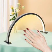 Lampe LED demi-lune moderne et polyvalente en forme d'arc pour la protection des yeux, idéale pour salon de beauté, manucure, éclairage de bureau et outil de travail.
