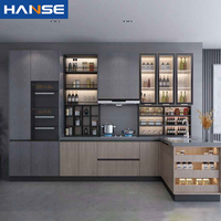 Cuisine moderne noire au design contemporain, armoires de cuisine en bois massif américain laqué avec îlot central