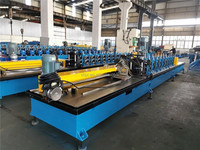 Machine de profilage de sections de plafond en tuiles vernissées à grande vitesse 60 m/min avec découpe hydraulique, moteur et boîte de vitesses contrôlés par PLC