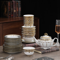 Service de table en céramique de luxe léger de style européen, 62 pièces, avec bordure dorée en relief, en porcelaine fine (Bone China)