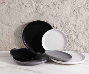 Ensemble d'assiettes en céramique mate personnalisées en gros |   Assiettes de 10,5 pouces avec logo personnalisé, plusieurs couleurs en stock pour restaurants et hôtels - Product Image 1