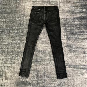DENIMGUYS Jeans personnalisés avec peinture argentée à effet feuille, style graffiti rétro, délavage acide, style punk Y2K, jeans pour hommes - Product Image 2