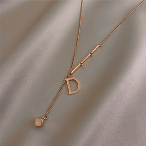 Jiojew personalizar joyería de moda de alta calidad hecha <span class=keywords><strong>en</strong></span> China al por mayor fino árabe Acero inoxidable D <span class=keywords><strong>letras</strong></span> Collar chapado <span class=keywords><strong>en</strong></span> oro - Product Image 2