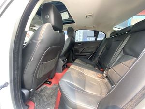 <span class=keywords><strong>Jaguar</strong></span> XEL 2.0T Turbo essence d'occasion, voiture de luxe de taille moyenne, couleur blanche - Product Image 5