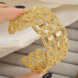 Pulseras de cadena de eslabones anchos huecos de lujo para mujer, chapadas en oro de 18k, antideslustre, personalizadas. - Product Image 1