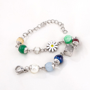 สร้อยข้อมือลูกเต๋าเดซี่สีมุกสีไทเทเนียมสุดอินเทรนด์สำหรับทุกเพศสวมใส่ได้ทุกวัน - Product Image 2