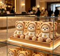 Ours en peluche Genial Tan avec capuche d'ours, gilet blanc, short avec emblème pot de miel, personnalisé, assis