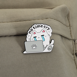 Épinglette en émail « Cries in Corporate » avec citation amusante sur <span class=keywords><strong>le</strong></span> thème des chats et des animaux, « No Time Cry I Hate It Here », broche, badge de revers, bijou, cadeau - Product Image 3
