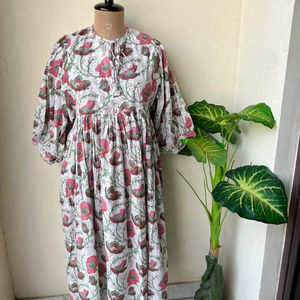 Vestido Midi de Algodón Hecho a Mano con Estampado Floral Colorido Blanco para Mujer, Vestido Midi de Dama de Honor para el Verano, Vestido para Despedida de Soltera - Product Image 1