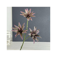 Fleurs artificielles en pot pour la décoration de hall d'hôtel et de mariage : Lys à trois branches à bord doré et plantes vertes de bambou – Durables et écologiques