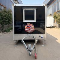 Camion de restauration entièrement équipé avec cuisinière, four, friteuse, réfrigérateur et grand plan de travail pour les restaurants