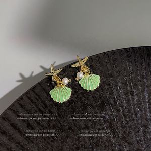 Boucles d'oreilles tendance en acier inoxydable plaqué or 14 carats de haute qualité pour amoureux et amis, motif étoile de mer, coquillage et perle d'imitation, collection Sophie - Product Image 4