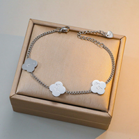 Bracelet en acier inoxydable avec breloque fleur pour femme, plaqué or, trèfle porte-bonheur, bijou de mode, cadeau pour usage quotidien