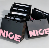 Sacs fourre-tout en papier écologiques noirs mats résistants à la décoloration avec impression rose vif et logo personnalisé pour les magasins de vêtements