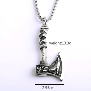 Yunnique – collier avec pendentif hache en acier inoxydable pour hommes, double face, motif loup et corbeau, bijoux cadeau - Product Image 5