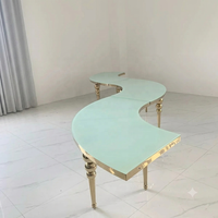Table en verre en forme de S pour salle de réception de fête dorée