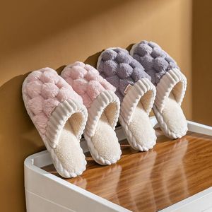 Nouvelles pantoufles d'intérieur et d'extérieur en coton pour l'automne et l'hiver, antidérapantes, à semelle épaisse et amortissante, pour hommes et femmes, à bout fermé, pour couple. - Product Image 1