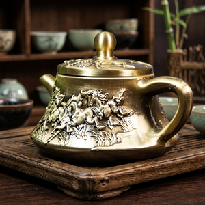 Théière traditionnelle chinoise en métal avec couvercle et poignée, motif floral en relief - Product Image 6
