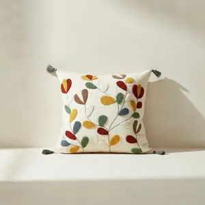 Funda de Cojín Decorativa con Borlas y Estampado de Hojas DO, Sin Relleno - Product Image 2