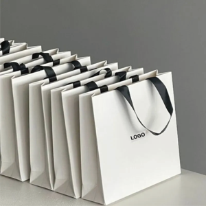 Bolsas de Papel Blancas de Lujo con Asas de Listón Negro, Bolsas de Regalo Personalizadas con Logotipo - Product Image 1