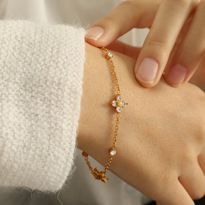 สร้อยข้อมือสแตนเลสสตีลชุบทอง 18K ประดับเพทายรูปใบโคลเวอร์สี่แฉกสำหรับผู้หญิง - Product Image 1