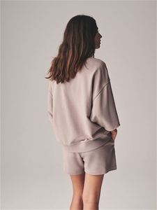 Conjuntos cortos informales de gran tamaño para mujer con logotipo personalizado OEM, conjuntos de 2 piezas de Camiseta corta cuadrada sólida de algodón y pantalones cortos - Product Image 2