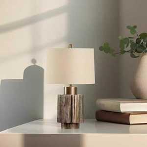 Lampe de table minimaliste E27 LED 220V avec interrupteur pour la décoration du salon et de la chambre - Product Image 1