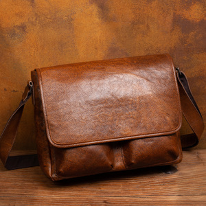 Zaino Medio Vintage in Vera <span class=keywords><strong>Pelle</strong></span> Lavorata a Mano con Effetto Sfumato, Borsa a Tracolla Messenger per <span class=keywords><strong>Uomo</strong></span> - Product Image 4