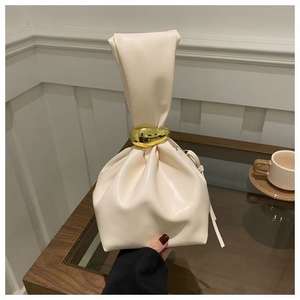 Mini bolso con asa superior y hebilla de metal - Product Image 2