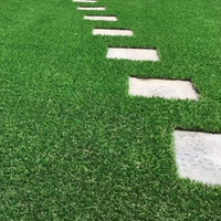 Gazon artificiel réaliste en herbe synthétique durable pour la décoration de jardin, de cour et d'aménagement extérieur